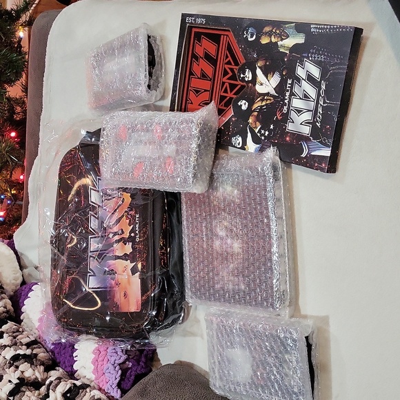 Glamlite x KISS Makeup Set - Picture 13 of 14